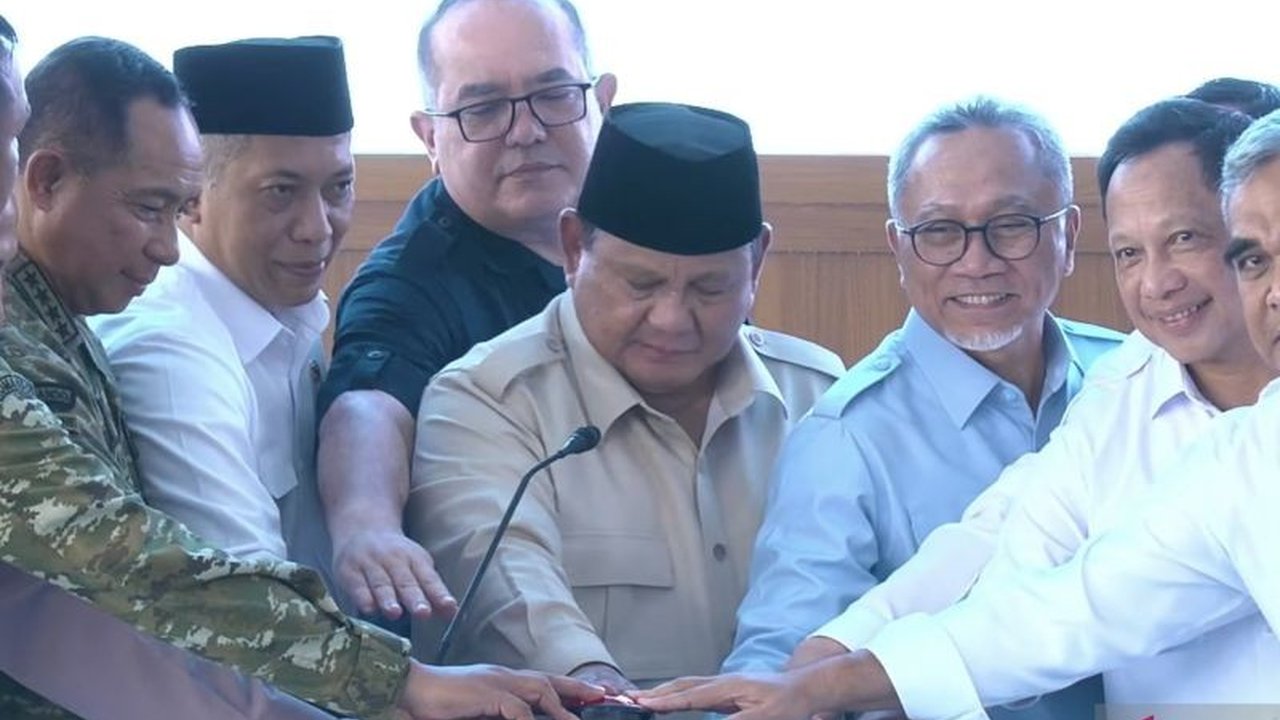 Presiden Prabowo Subianto secara resmi mengoperasikan 1.061 Koperasi Desa Merah Putih (KDKMP) di Jawa Timur dan Jawa Tengah, menandai langkah besar penguatan ekonomi rakyat dan kemandirian desa.