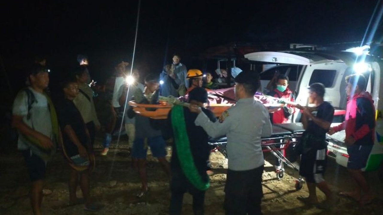 Tim gabungan Balai TNGR kembali melakukan Evakuasi Pendaki Gunung Rinjani. Dua insiden terjadi beruntun, satu pendaki patah kaki, satu lainnya meninggal dunia, menyoroti pentingnya kehati-hatian.