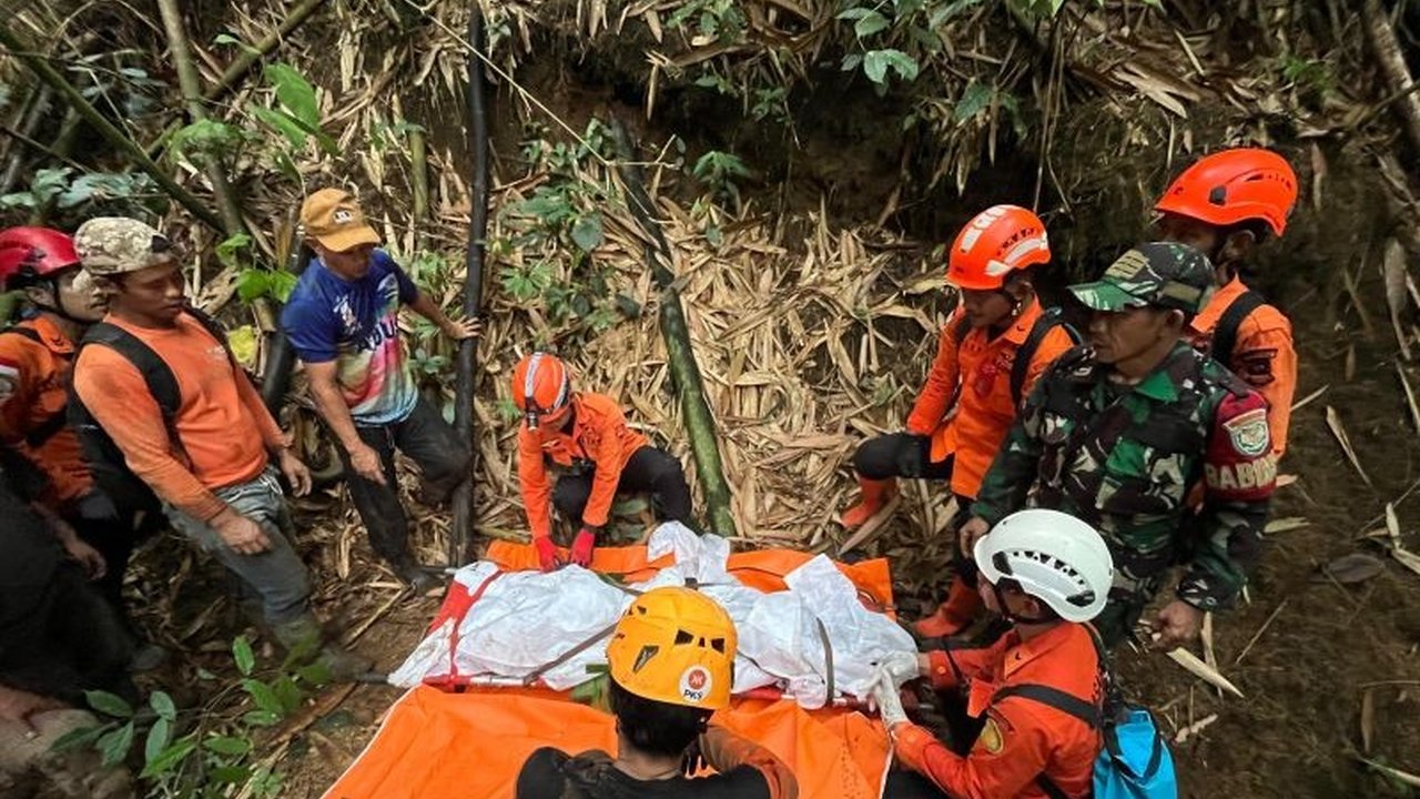 Tim SAR gabungan berhasil menemukan dua korban tanah longsor di Subang, Jawa Barat, dalam kondisi meninggal dunia. Simak detail pencarian dan penutupan operasi SAR ini.