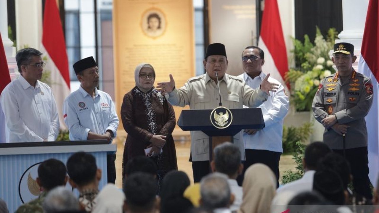 Presiden Prabowo Subianto menegaskan Bung Karno milik seluruh bangsa Indonesia, bukan hanya satu partai. Ia menekankan persatuan nasional dan politik luar negeri bebas aktif.