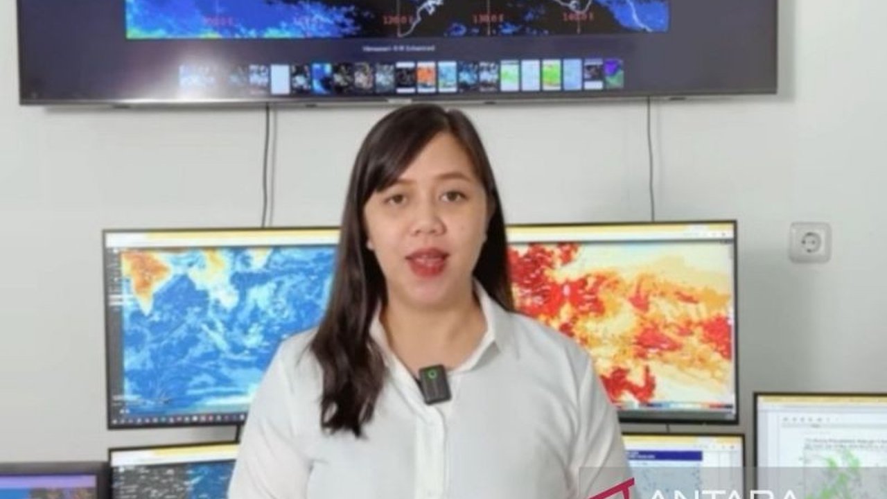 Badan Meteorologi, Klimatologi, dan Geofisika (BMKG) mengeluarkan peringatan mengenai Prakiraan Cuaca Sumut pada Minggu (17/5), mengimbau masyarakat untuk mewaspadai potensi hujan ringan hingga sedang yang disertai angin kencang di berbagai wilayah.