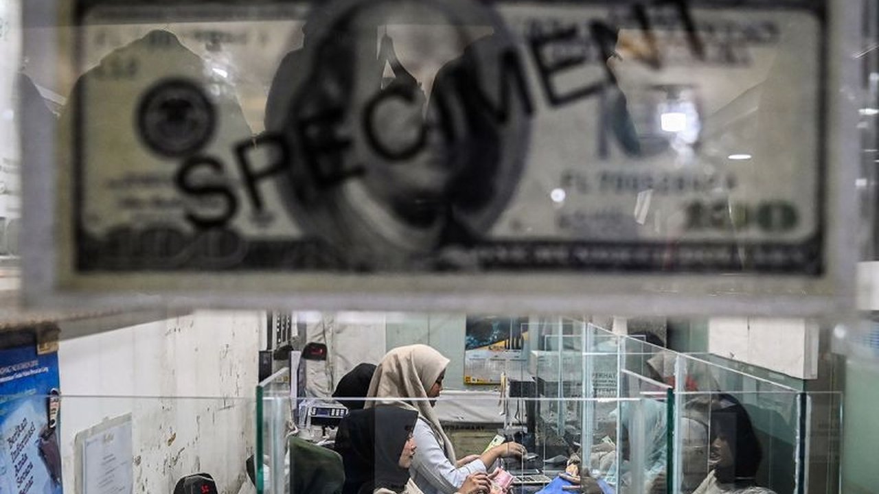 Pelemahan Rupiah hingga Rp17.500 per dolar AS memicu pemerintah dan Bank Indonesia mengambil langkah agresif. Simak upaya menjaga stabilitas pasar Rupiah dan kepercayaan investor melalui kebijakan fiskal dan moneter terkoordinasi.