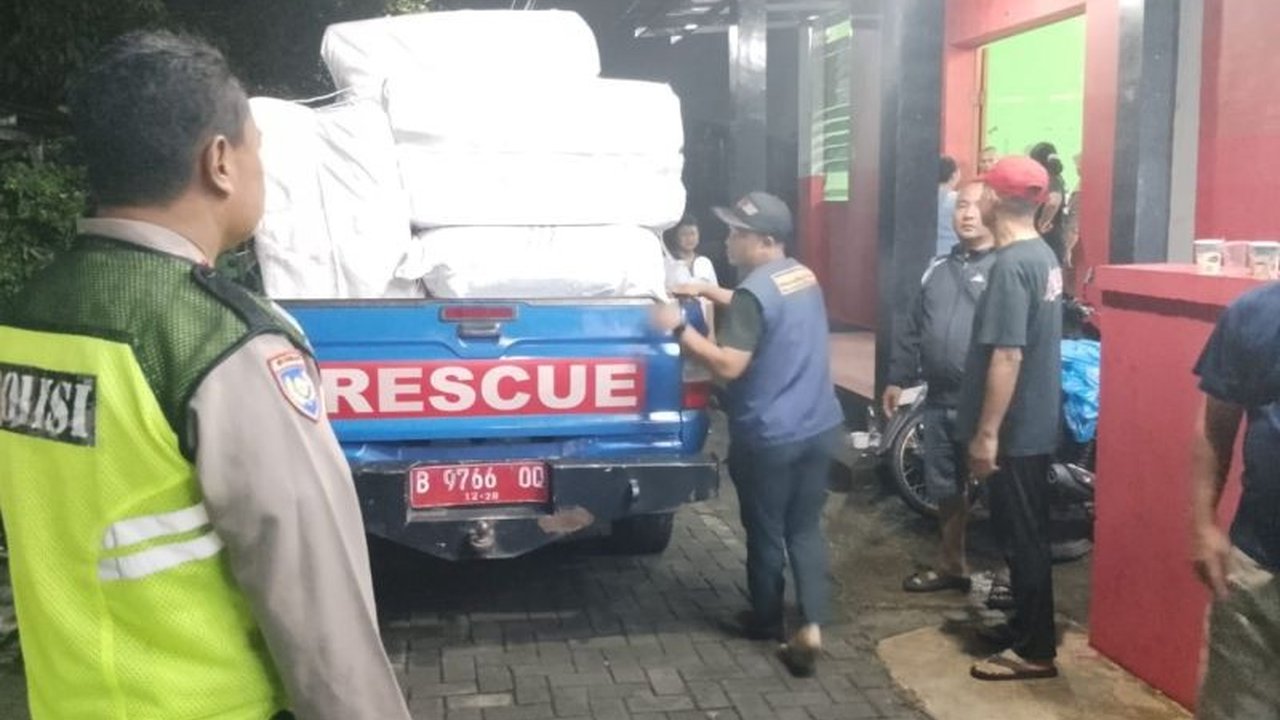 Pemerintah Kota Semarang bergerak cepat menyalurkan bantuan banjir berupa kebutuhan dasar dan logistik bagi warga terdampak di Kecamatan Ngaliyan dan Tugu, memastikan pemenuhan kebutuhan di masa tanggap darurat.