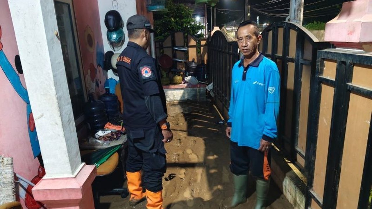 Ratusan keluarga di tiga kecamatan Kota Semarang terdampak banjir Semarang yang terjadi Jumat malam. BPBD Kota Semarang dan pemerintah daerah bergerak cepat menyalurkan bantuan serta melakukan penanganan untuk pemulihan.