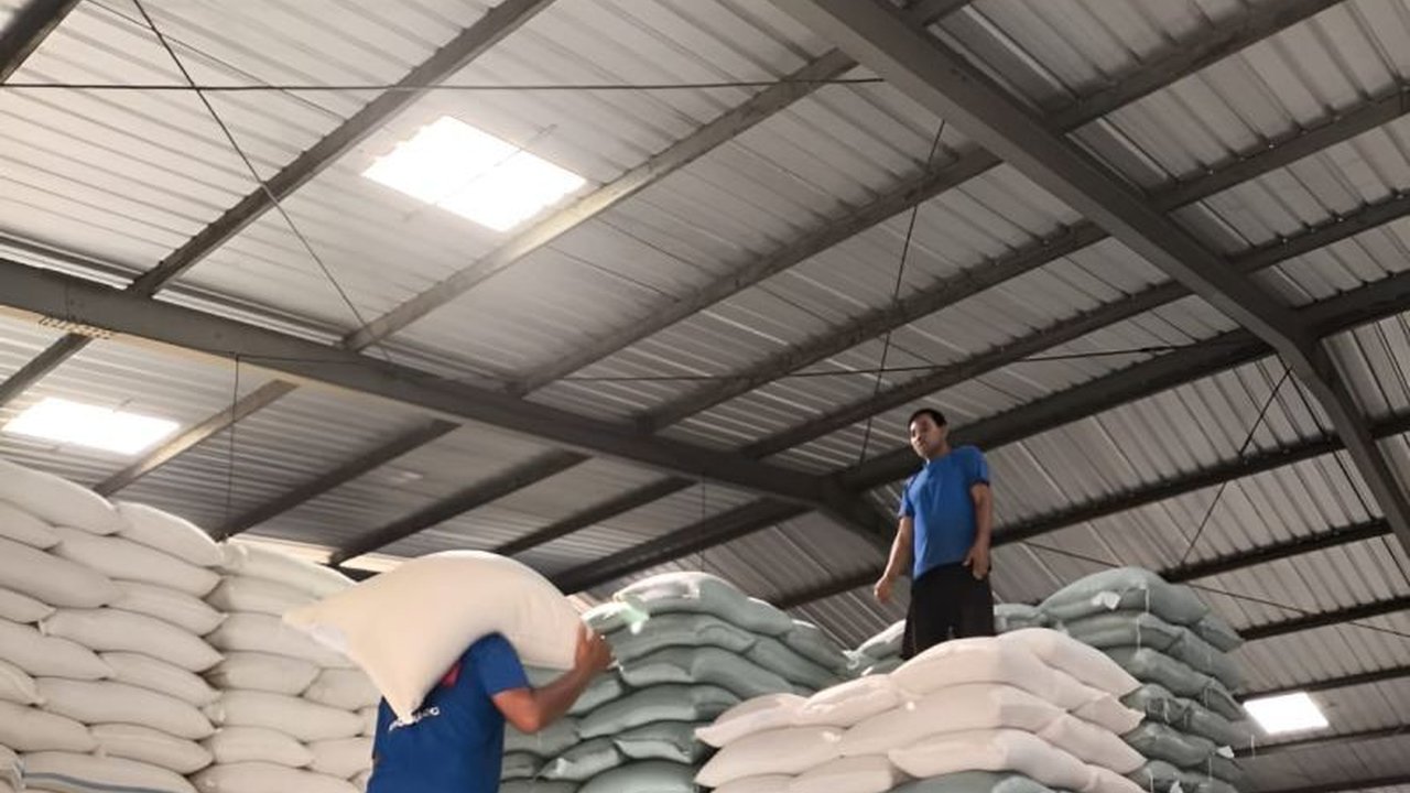 Perum Bulog Cabang Singkawang menjamin ketersediaan stok beras Singkawang melimpah, cukup untuk enam bulan. Ini menjaga stabilitas harga pangan, sehingga masyarakat tidak perlu khawatir akan pasokan.