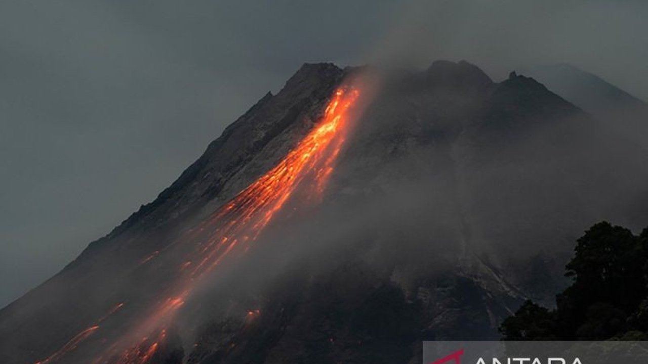 Gunung Mayon di Filipina terus menunjukkan peningkatan aktivitas vulkanik signifikan dengan puluhan gempa dan aliran lava. Pihak berwenang mempertahankan Status Siaga 3, mengindikasikan potensi bahaya lebih lanjut dari aktivitas Gunung Mayon ini.