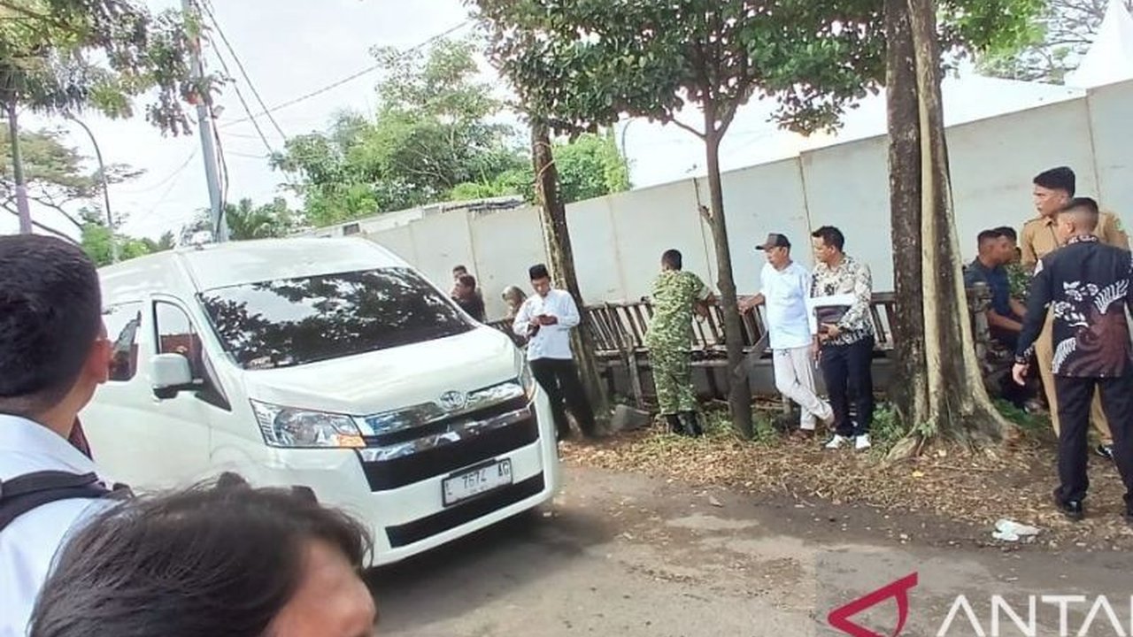 Presiden Prabowo Subianto meresmikan Koperasi Desa Kelurahan Merah Putih (KDMP) di Nganjuk, disambut antusias warga yang berharap koperasi ini membawa dampak positif bagi ekonomi lokal.