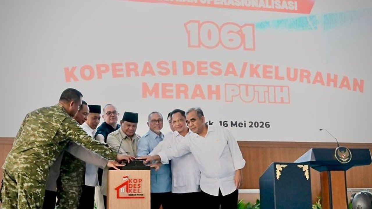 Menteri Koperasi dan UKM Ferry Juliantono meresmikan operasionalisasi Koperasi Desa/Kelurahan Merah Putih (KDKMP) di Nganjuk, menegaskan komitmen pemerintah dalam membangun ekonomi rakyat dan meningkatkan kesejahteraan masyarakat.