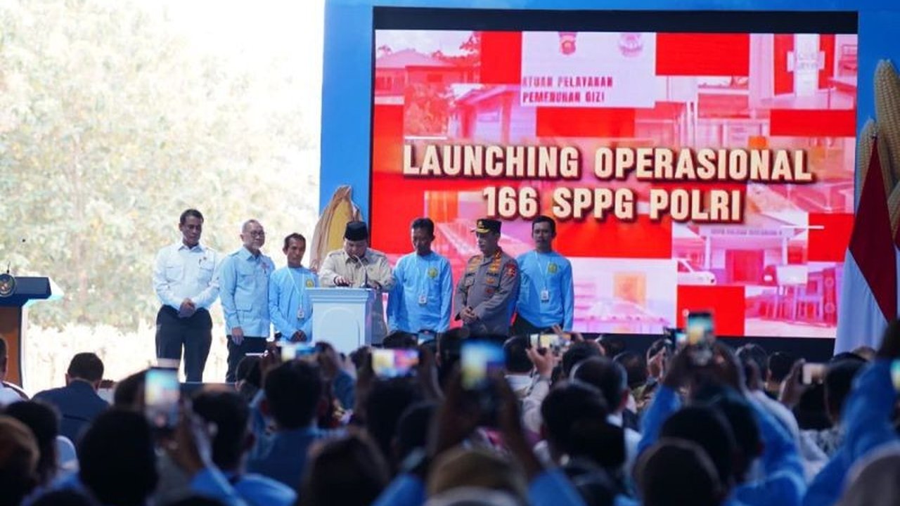 Kapolri Jenderal Polisi Listyo Sigit Prabowo melaporkan pembangunan 1.376 Satuan Pelayanan Pemenuhan Gizi (SPPG) oleh Polri. Inisiatif ini mendukung Program Makan Bergizi Gratis Presiden Prabowo Subianto untuk tingkatkan gizi masyarakat.