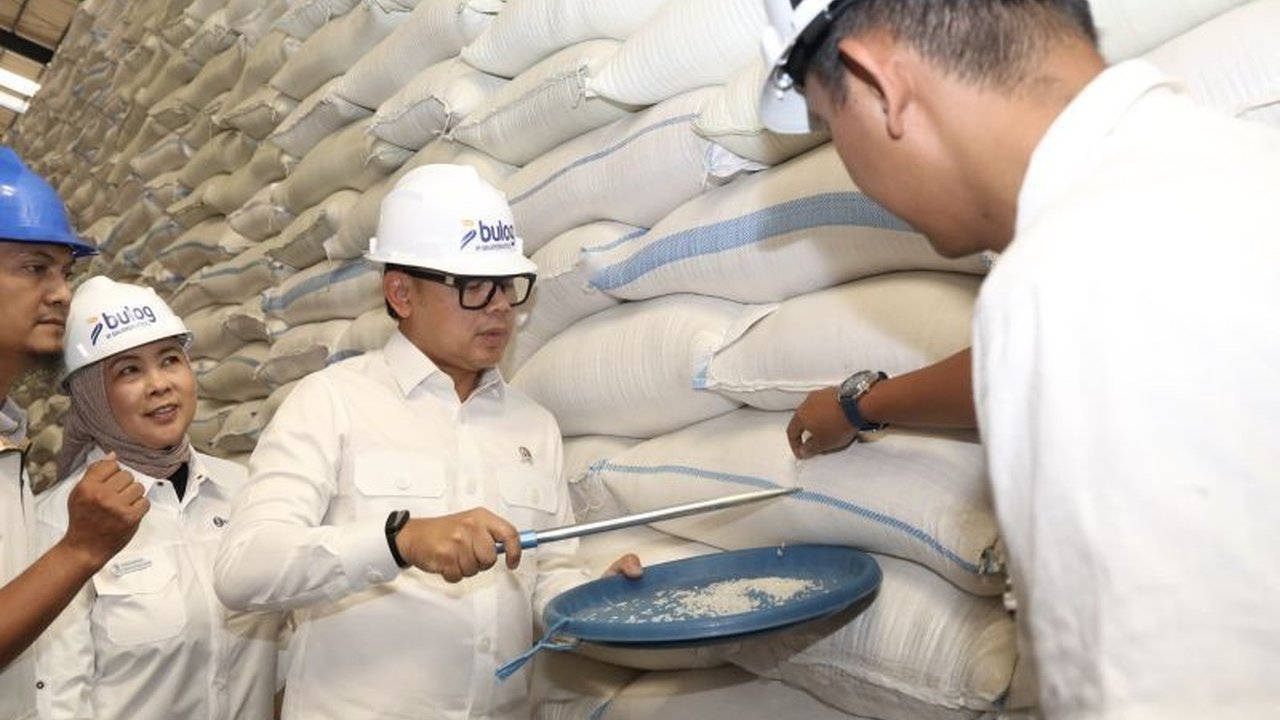 Wakil Menteri Dalam Negeri Bima Arya mendesak kepala daerah untuk tidak mengabaikan program swasembada pangan nasional. Prioritas ini krusial demi menjaga stabilitas harga dan ketersediaan pangan di tengah tantangan global.