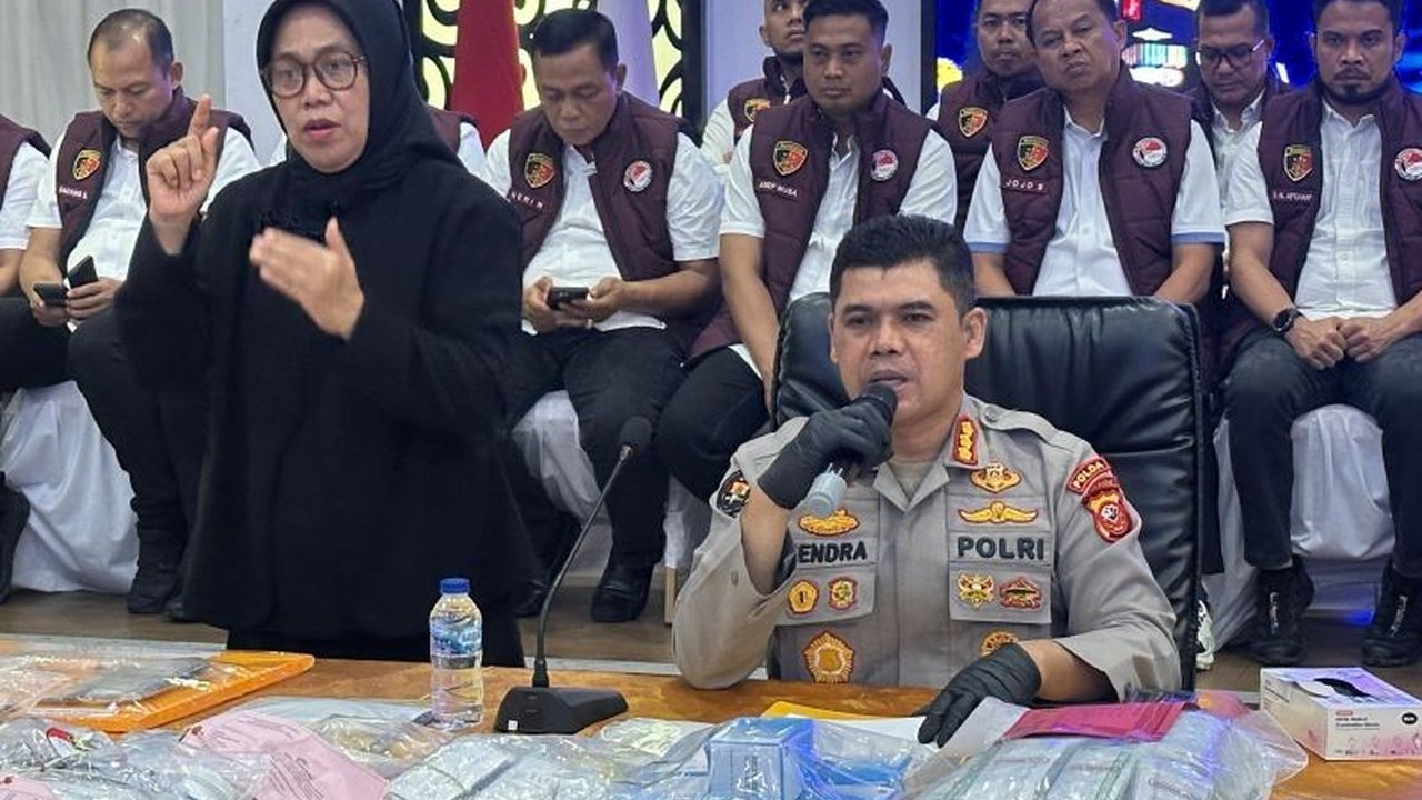Polda Jabar berhasil meringkus empat pengedar sabu seberat lebih dari 1 kilogram di Bandung, menjerat mereka dengan ancaman hukuman mati atas keterlibatan dalam jaringan narkotika internasional.