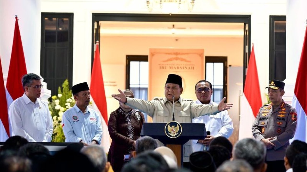 Presiden Prabowo Subianto memperkenalkan 'ilmu komandan', sebuah strategi kepemimpinan untuk memecut kinerja jajaran pemerintahan melalui persaingan sehat dan pengawasan ketat. Simak selengkapnya bagaimana 'ilmu komandan' ini diterapkan.