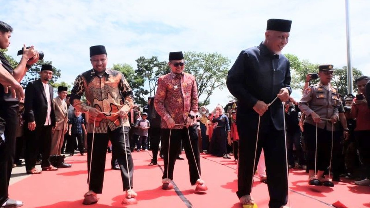 Pemerintah Provinsi Sumatera Barat dan Pemerintah Kota Bukittinggi menggelar Festival Alek Anak Nagari, sebuah upaya strategis melestarikan permainan tradisional sebagai warisan budaya dan membentuk karakter generasi muda.