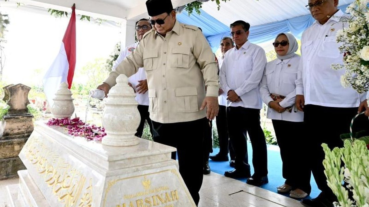 Presiden Prabowo Subianto melakukan ziarah ke makam pahlawan nasional Marsinah di Nganjuk setelah meresmikan museum. Aksi Prabowo ziarah Marsinah ini menjadi bentuk penghormatan negara atas perjuangan hak-hak buruh dan simbol keberanian.