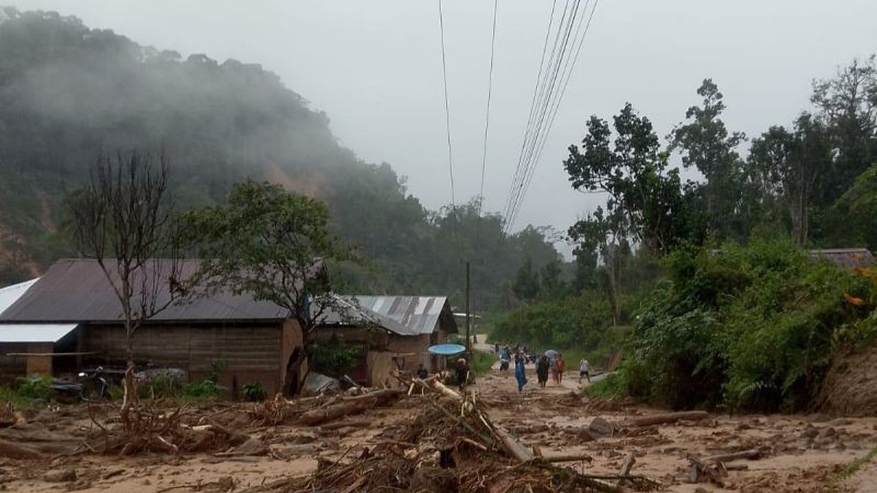 BPBD Sulbar siaga penuh memantau kondisi pascabencana longsor dan banjir yang melanda Mamasa dan Polewali Mandar, menyusul intensitas hujan tinggi yang menyebabkan tanah labil dan merusak rumah warga.