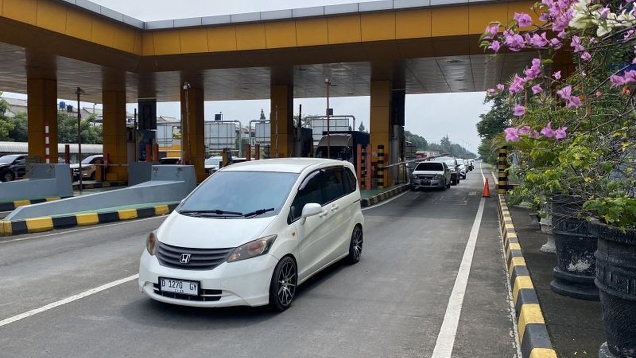 Libur panjang Kenaikan Yesus Kristus menyebabkan Kepadatan Lalu Lintas Bandung signifikan. Lebih dari 88 ribu kendaraan membanjiri kota, memicu penumpukan di gerbang tol dan pusat wisata.
