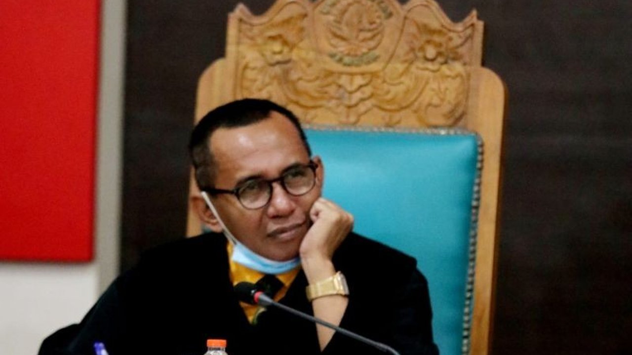 Anggota DPRD Jember viral karena main gim dan merokok saat rapat, memicu desakan sanksi dari pakar hukum. Insiden ini menyoroti etika dan tanggung jawab anggota DPRD Jember dalam menjalankan tugas.