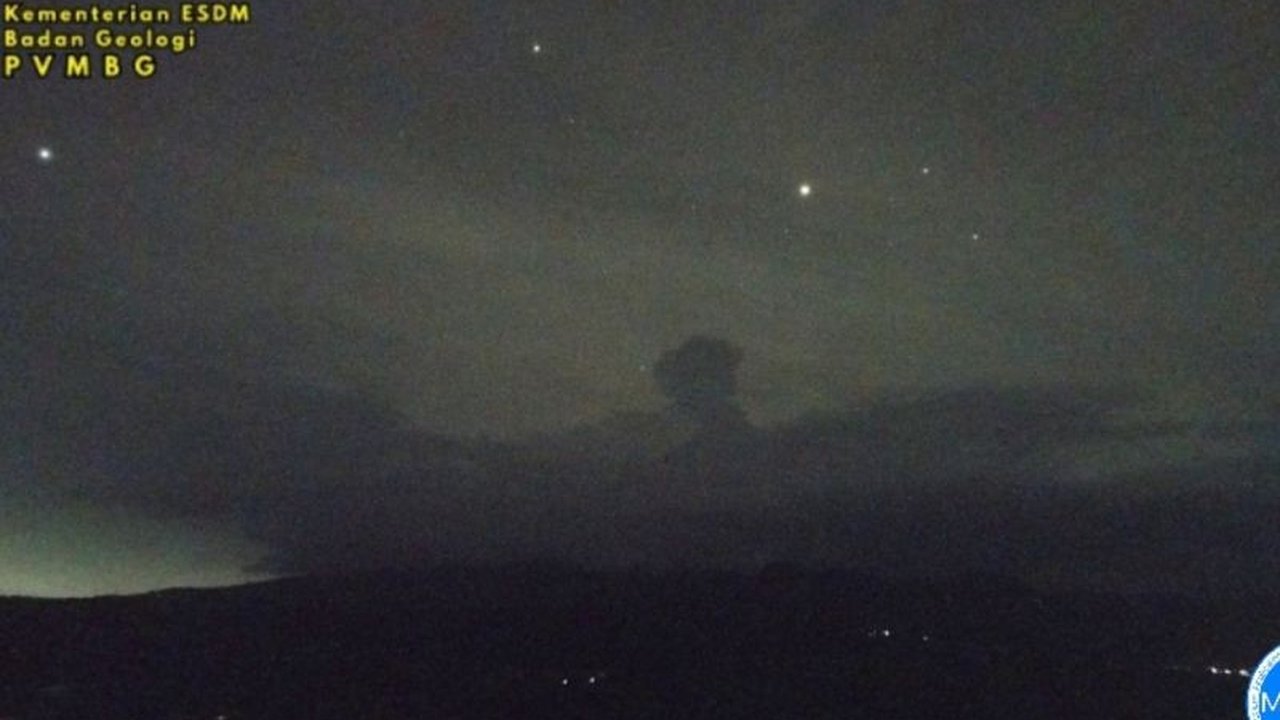 Gunung Semeru di Jawa Timur kembali mengalami erupsi disertai awan panas guguran pada Sabtu malam, menuntut kewaspadaan tinggi. Status Erupsi Gunung Semeru tetap Siaga Level III dengan rekomendasi jarak aman yang ketat.