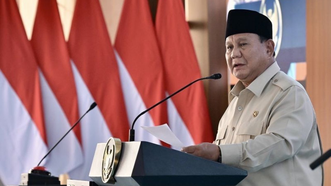 Presiden Prabowo Subianto menegaskan fundamental ekonomi Indonesia tetap kokoh meskipun nilai tukar rupiah melemah, mengajak masyarakat tidak khawatir dan percaya pada kekuatan bangsa.