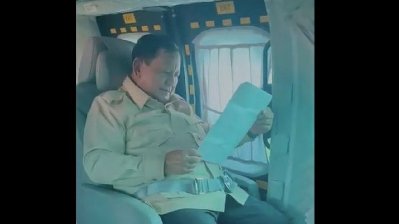 Presiden Prabowo Subianto menerima surat dari siswa MI di Sidoarjo yang berterima kasih atas Program Makan Bergizi Gratis, menunjukkan dampak positif langsung di lingkungan sekolah dan kepedulian negara terhadap gizi anak.