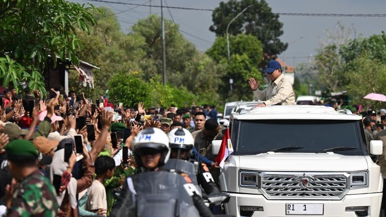 Presiden Prabowo Subianto meminta PT Pindad merancang desain khusus mobil kepresidenan Prabowo yang memungkinkan dirinya lebih dekat menyapa rakyat, menyusul antusiasme tinggi masyarakat di setiap kunjungan kerja.