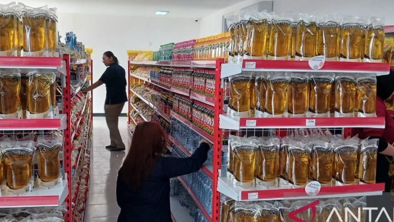 Koperasi Desa Merah Putih (KDMP) di Nganjuk berhasil menarik minat warga dengan menyediakan bahan pokok lebih murah, membantu masyarakat menghemat pengeluaran harian dan mendapatkan barang bersubsidi.