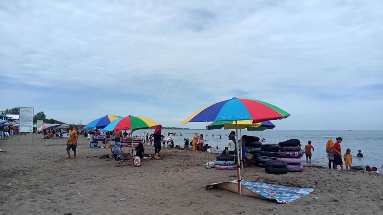 Destinasi wisata pantai di Makassar mengalami peningkatan kunjungan wisata yang signifikan pada akhir pekan liburan, didorong oleh penambahan penerbangan dan agenda berskala besar.