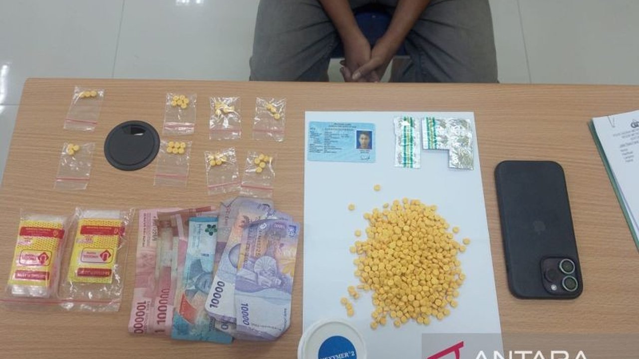 Unit Reskrim Polsek Babelan berhasil membongkar kasus peredaran obat ilegal jenis Hexymer di perumahan kawasan Pondok Ungu Permai, Bekasi, mengamankan seorang pelaku dan ratusan butir barang bukti.