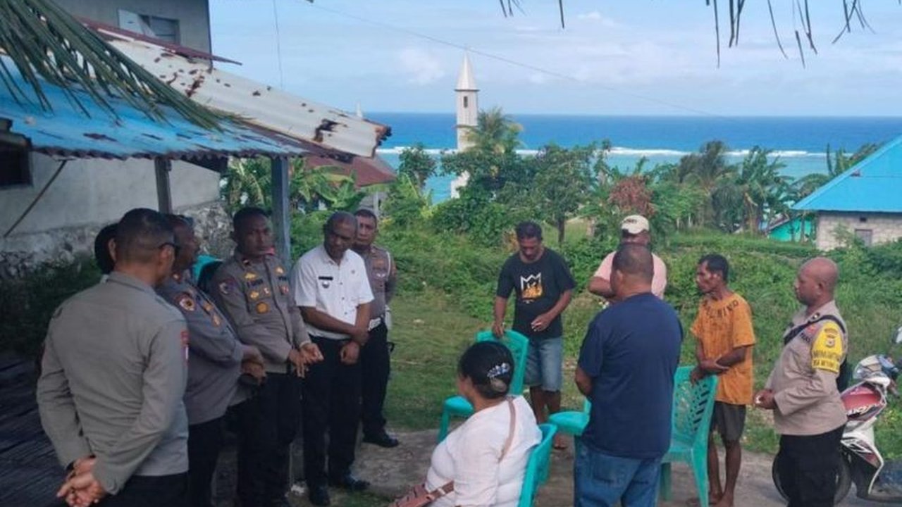 Polres Tanimbar berhasil meredam bentrokan antarwarga dua desa di Kecamatan Kormomolin, Kabupaten Kepulauan Tanimbar. Aksi saling merusak tanaman dan pembakaran rumah kebun memicu ketegangan yang berhasil diatasi melalui mediasi damai.