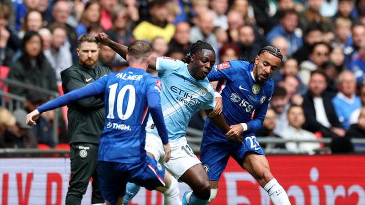 Pertandingan final Piala FA 2025/2026 antara Chelsea versus Man City. Tampak Antoine Semenyo mendapat pressing ketat dari dua pemain The Blues: Cole Palmer dan Malo Gusto. (Adrian Dennis / AF