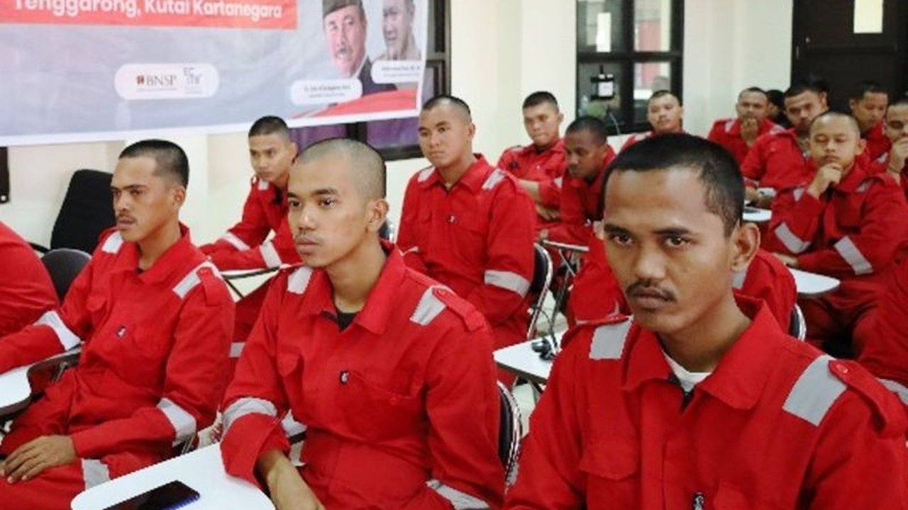 Pemerintah Kabupaten Kutai Kartanegara (Kukar) gencar menekan angka pengangguran melalui Program Siap Kerja Kukar. Inisiatif ini telah melatih ribuan warga dengan keterampilan relevan industri, membuka peluang kerja baru dan meningkatkan kemandirian ekono