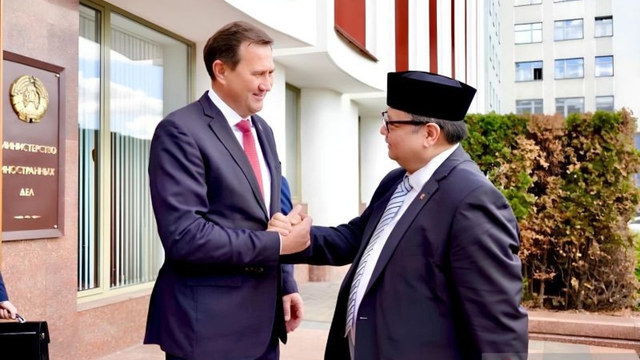 Jelang kunjungan Presiden Alexander Lukashenko, Indonesia dan Belarus mematangkan peta jalan kerja sama bilateral. Fokus pada kesepakatan ekonomi praktis untuk mempererat Kerja Sama Indonesia Belarus di berbagai sektor.