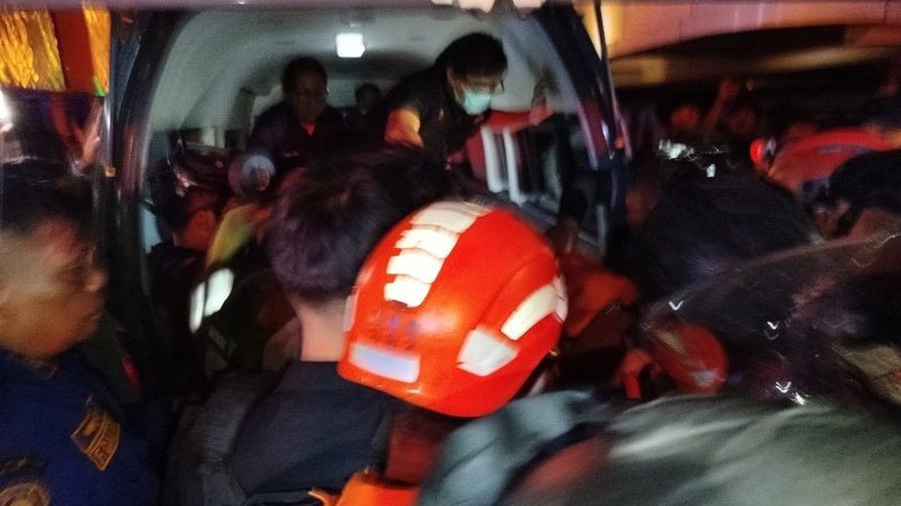 Tim SAR gabungan sukses melakukan evakuasi korban kebakaran Megamall Manado, menemukan satu korban meninggal dunia di lokasi kejadian. Simak detail operasi penyelamatan ini.