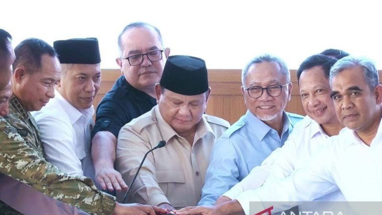 Presiden Prabowo meresmikan 1.061 Koperasi Desa/Kelurahan Merah Putih, sementara Kementerian Perhubungan menyesuaikan fuel surcharge angkutan udara, menandai dinamika ekonomi nasional terbaru.