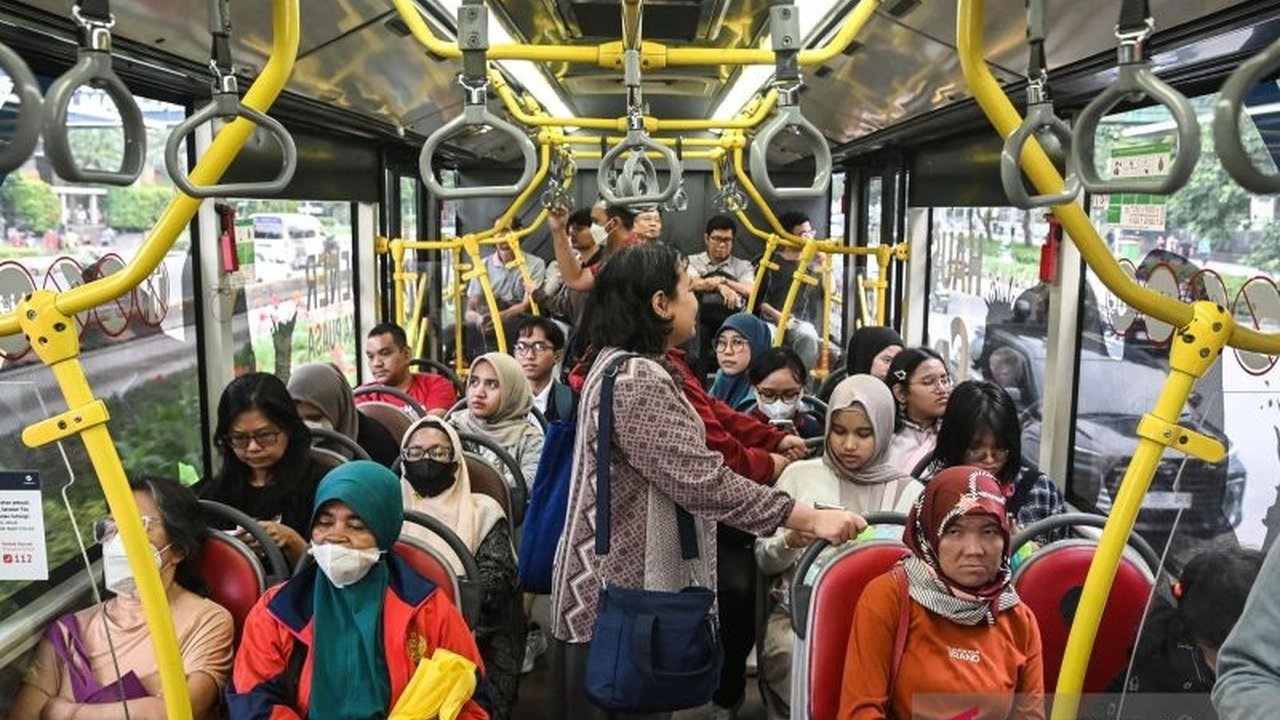 Angka pengguna transportasi publik di Jakarta mencetak rekor tertinggi, didominasi Gen Z dan Milenial. Namun, tren transportasi publik secara nasional masih menghadapi tantangan infrastruktur yang signifikan di luar ibu kota.