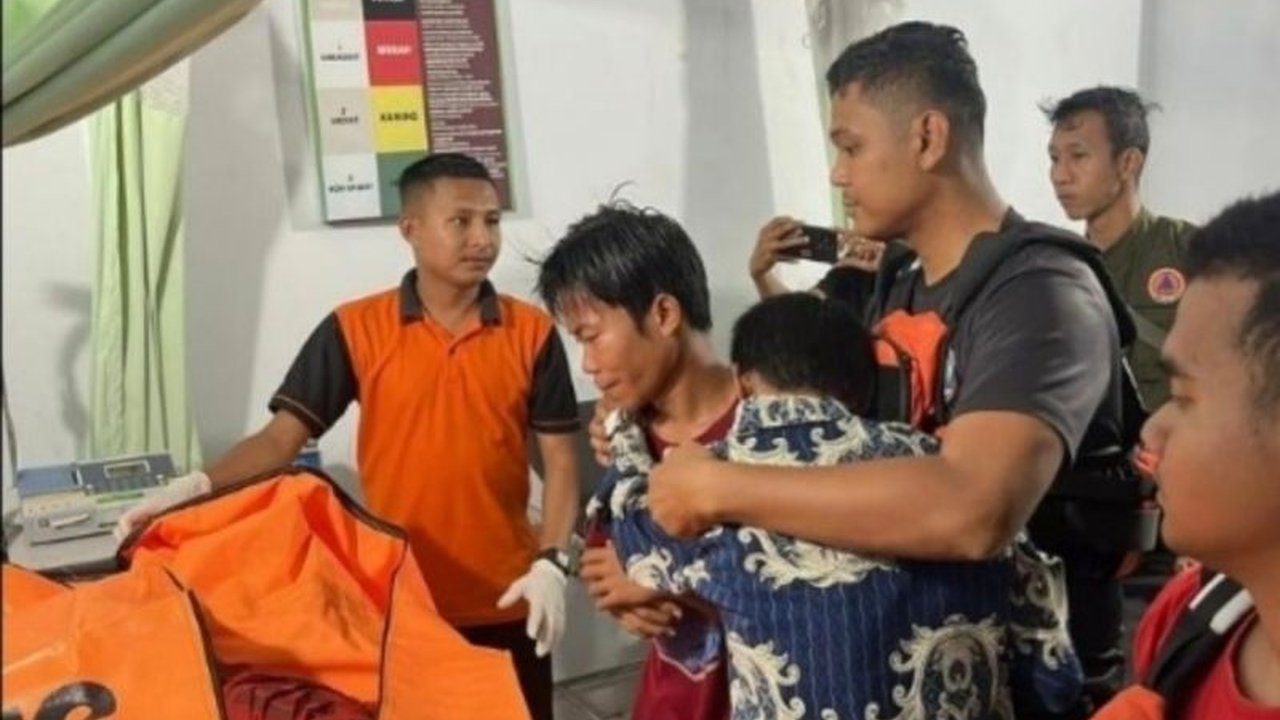Tim SAR Pekanbaru berhasil menemukan Rahmadani (13), korban tenggelam di Sungai Kampar Riau, dalam kondisi meninggal dunia setelah pencarian intensif dua hari. Simak detail kronologi penemuan tragis ini.
