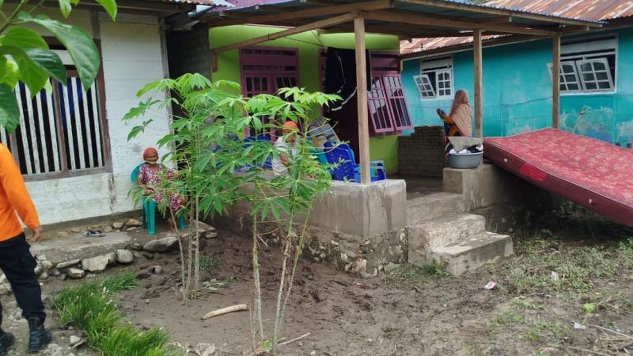 Curah hujan tinggi memicu Banjir Pagimana di Desa Uwedaka, Banggai, mengakibatkan 77 jiwa terdampak dan puluhan rumah terendam. Simak detail penanganan dan imbauan BPBD.