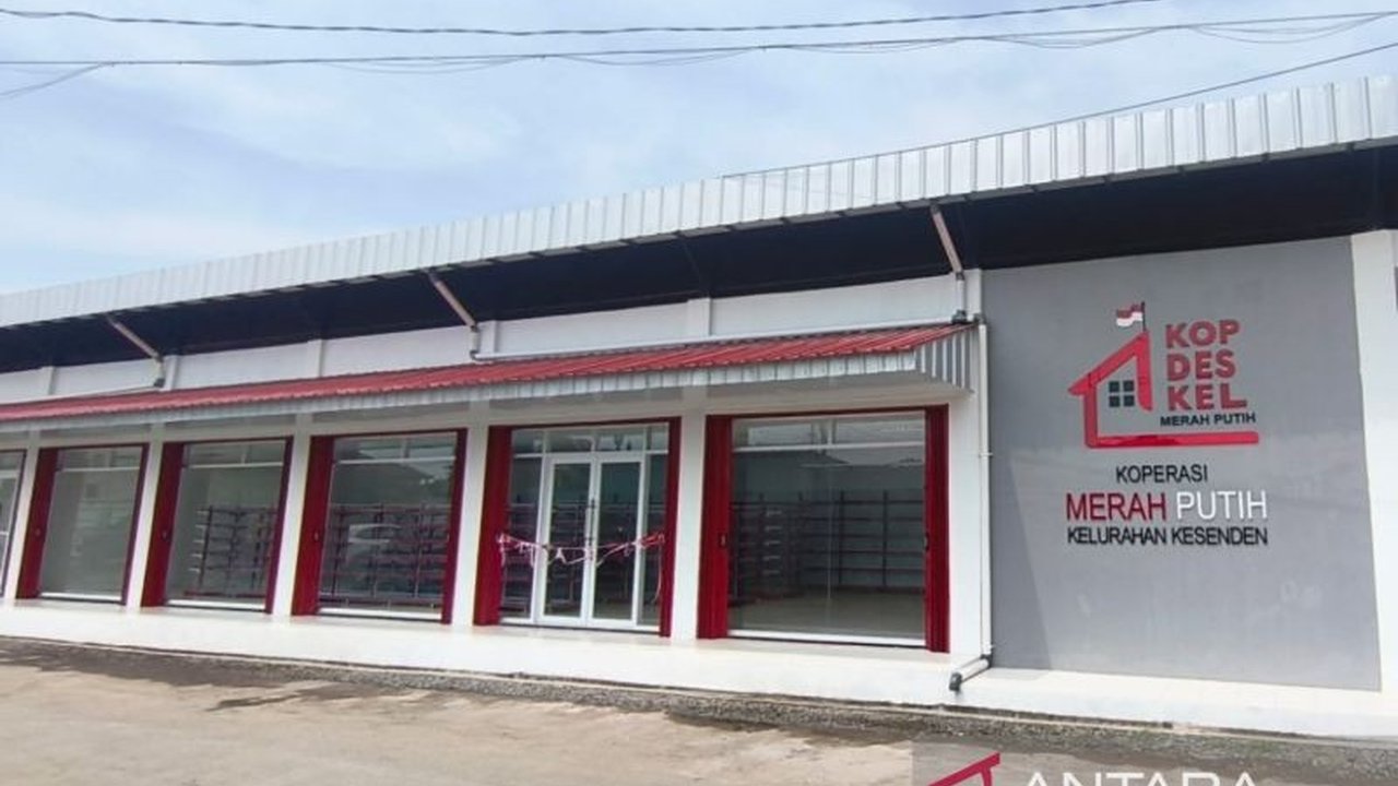Pemkot Cirebon serius mengembangkan KKMP (Koperasi Kelurahan Merah Putih) dengan memfasilitasi UMKM lokal dan menjalin kemitraan. Meski terkendala lahan, Pemkot berupaya perkuat ekonomi.