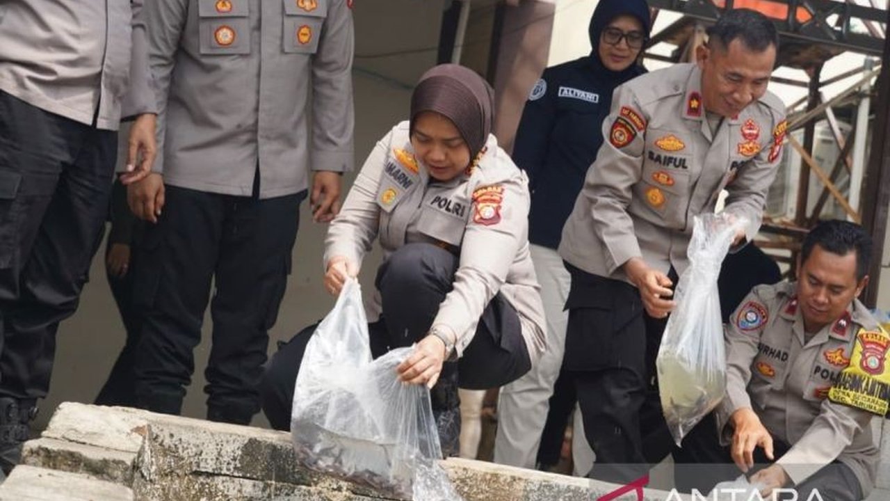 Polres Metro Bekasi mengambil langkah konkret memperkuat ketahanan pangan masyarakat dengan menebar 10.000 benih lele, sekaligus mendukung program pemenuhan gizi Polri.
