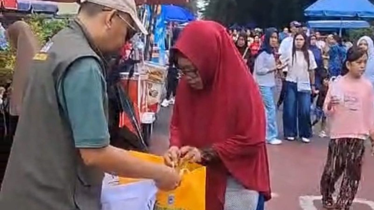 Dinas Lingkungan Hidup (DLH) Mataram gencar membagikan eco bag gratis, menjadi langkah konkret dalam upaya mengurangi sampah plastik sekali pakai dan mewujudkan Mataram yang lebih lestari.