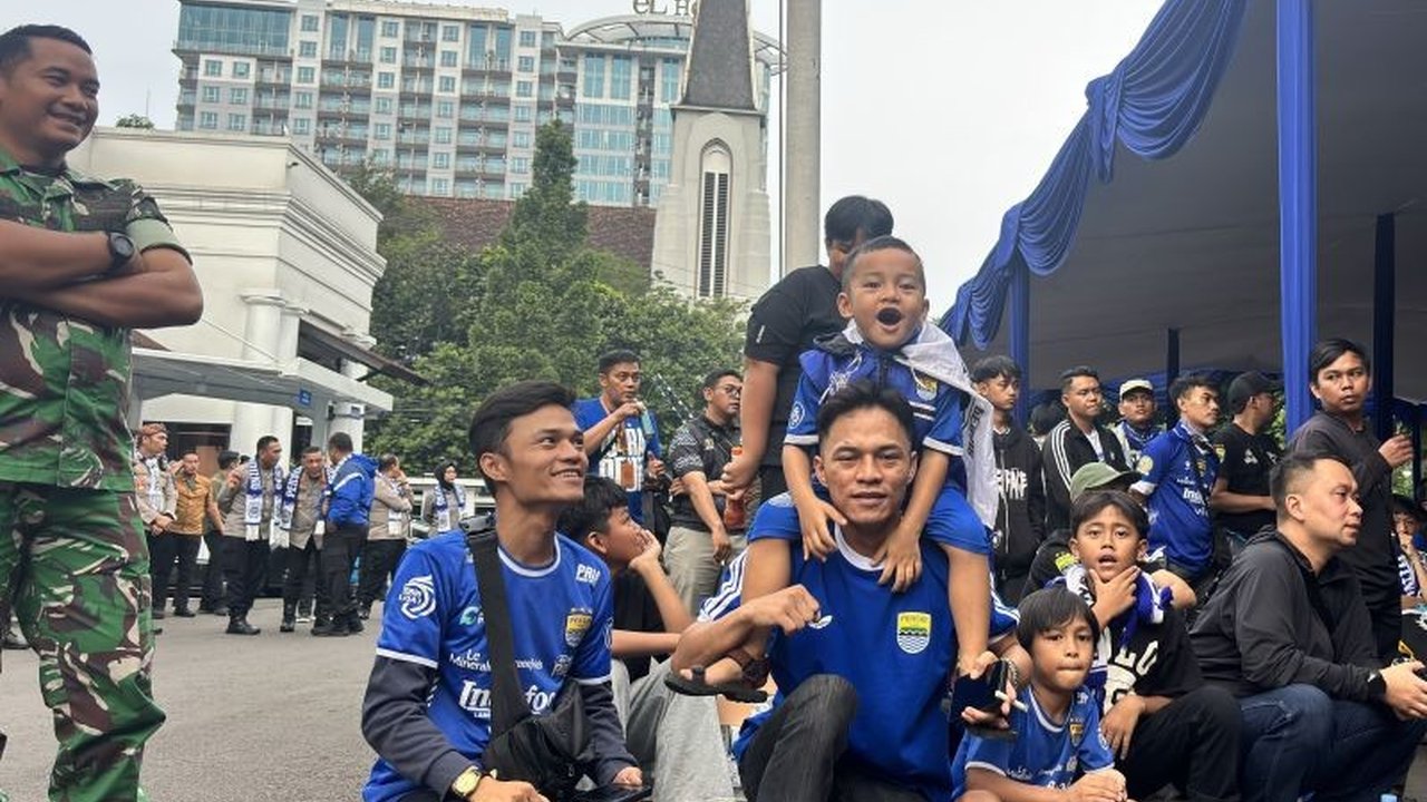 Polrestabes Bandung mengerahkan ribuan personel gabungan untuk memastikan kelancaran dan keamanan kegiatan nonton bareng (nobar) Persib Bandung di lebih dari 100 titik di Kota Bandung, Minggu (17/5), sebagai bagian dari upaya Pengamanan Nobar Persib Bandu