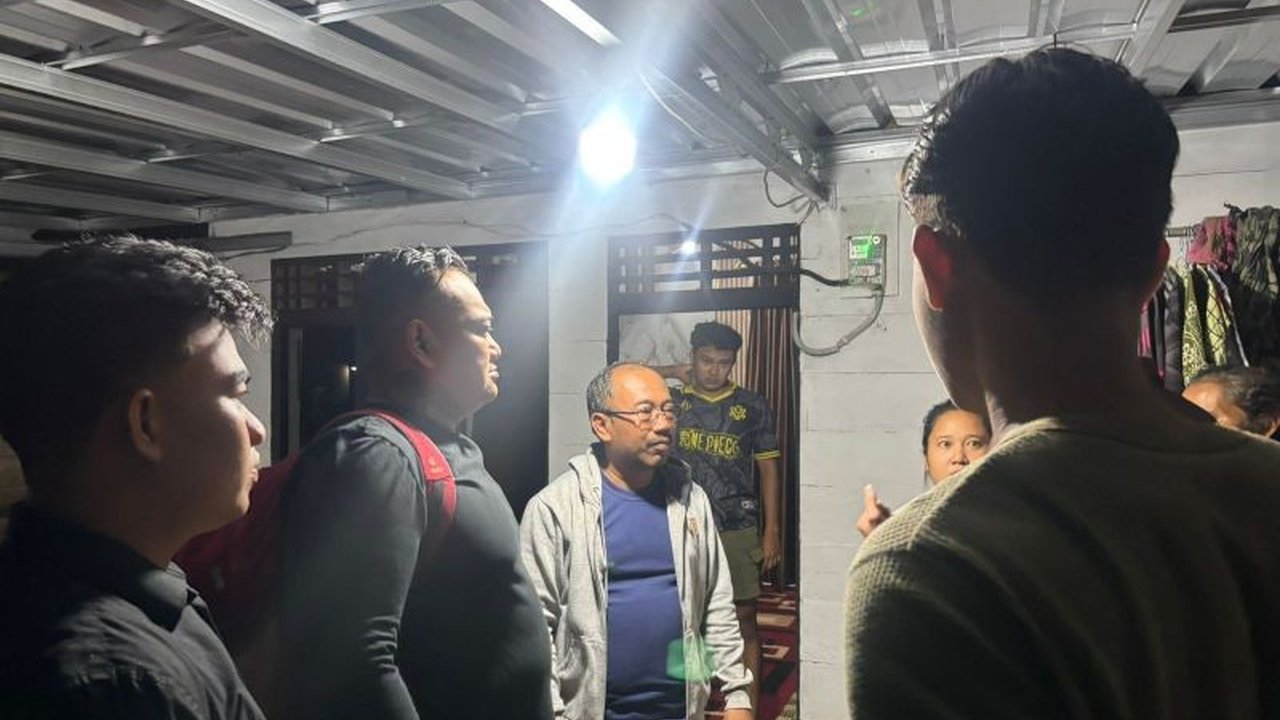 Kantor Imigrasi Kelas I TPI Bandarlampung telah berhasil mendeportasi seorang WNA Singapura, Nor Azmi Bin Hazli, karena pelanggaran aturan keimigrasian. Simak detail lengkap proses deportasi WNA Singapura ini.
