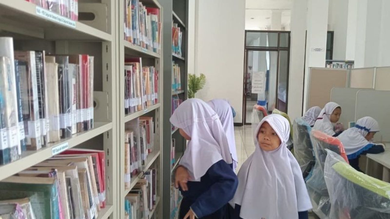Hari Buku Nasional mengingatkan kita pada peran vital Perpustakaan Era Digital dalam membentuk literasi bangsa. Simak bagaimana perpustakaan menghadapi pergeseran medium membaca dan tantangan di tengah arus informasi.