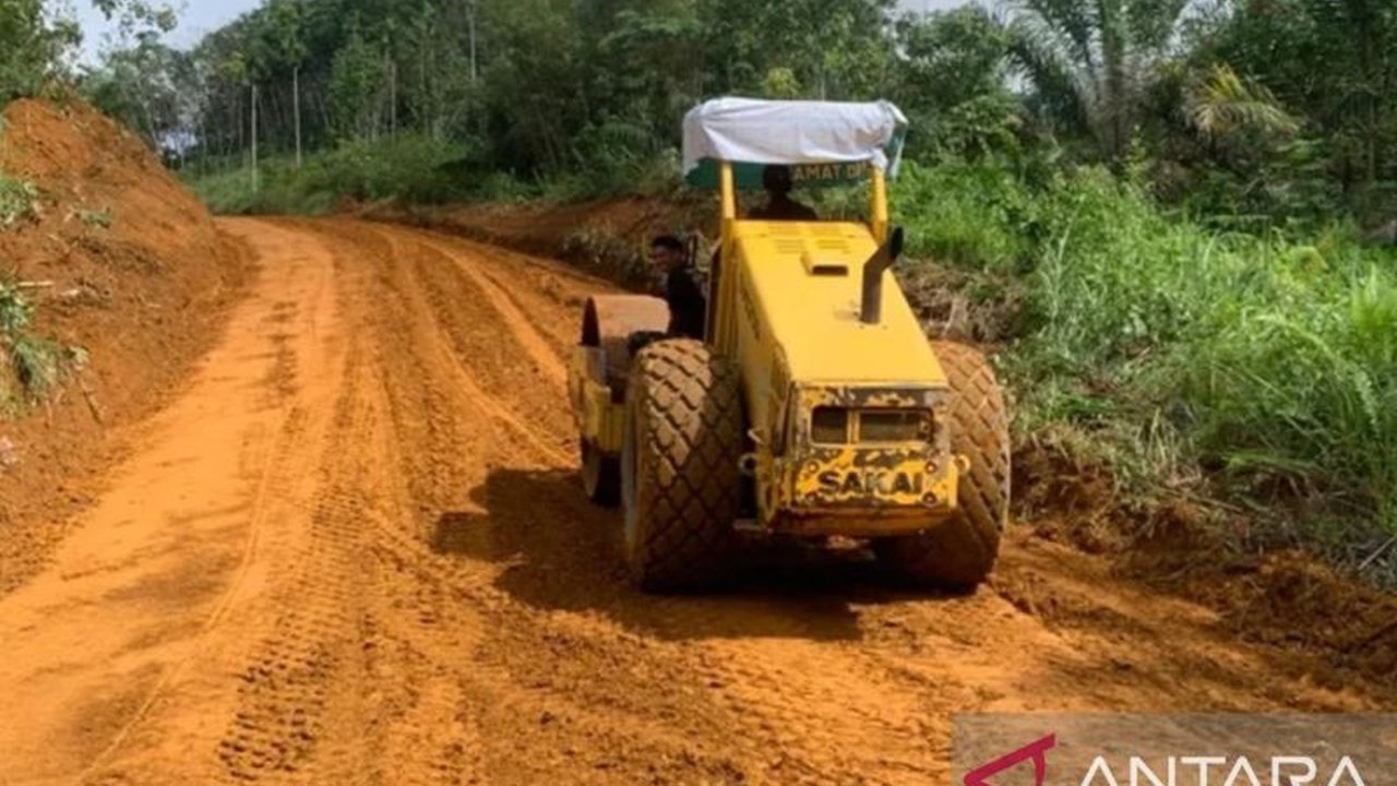 Program TMMD Sanggau Kodim 1204/Sanggau terus menunjukkan progres signifikan dalam pembangunan jalan penghubung Desa Semayang menuju Desa Persiapan Tanak, membuka akses vital bagi masyarakat dan mendorong ekonomi lokal.