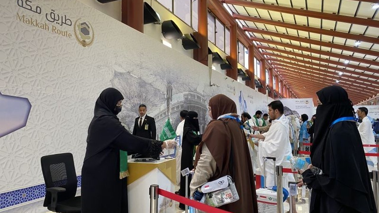 Imigrasi Soetta telah melayani puluhan ribu calon haji melalui Layanan Makkah Route. Ingin tahu bagaimana inovasi ini mempercepat perjalanan ibadah Anda ke Tanah Suci dan memastikan kehadiran negara?