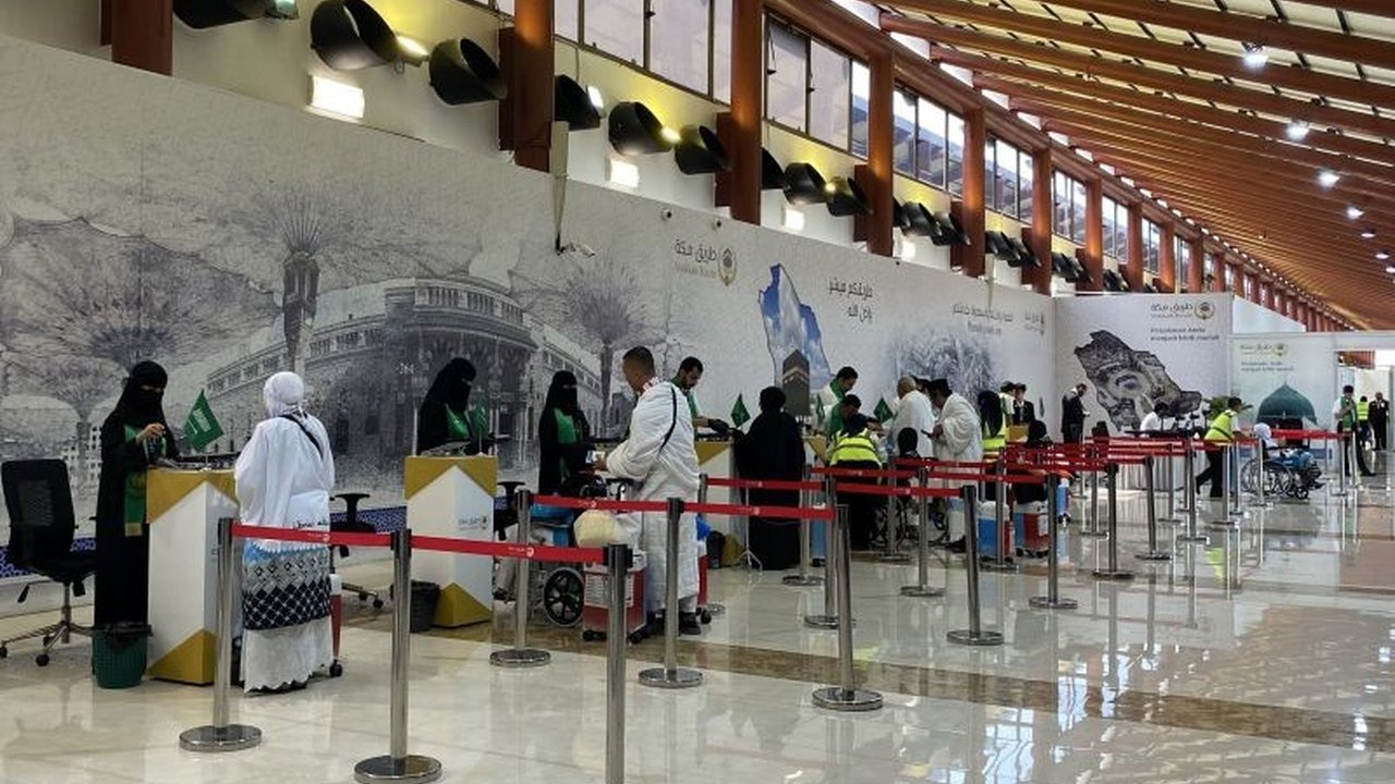 Layanan Makkah Route di Bandara Internasional Soekarno-Hatta mendapat pujian dari jemaah calon haji 1447 Hijriah karena mempermudah proses imigrasi dan meningkatkan kekhusyukan ibadah sejak tiba di Arab Saudi.