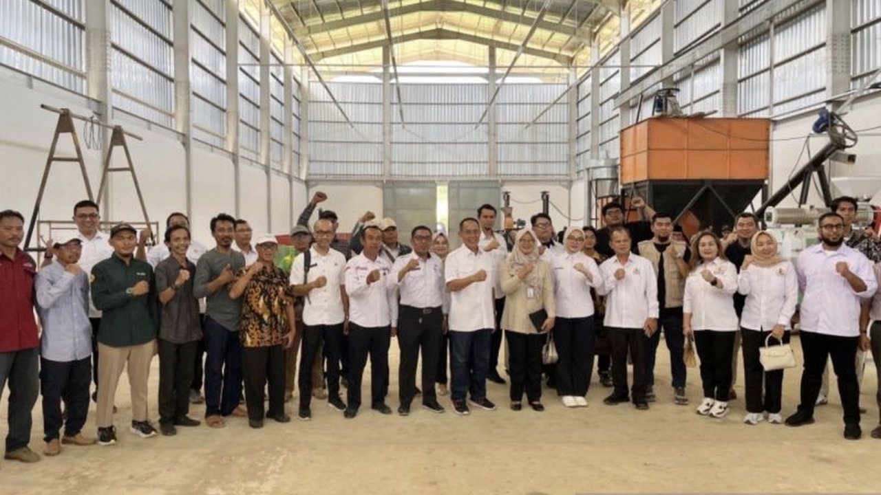 Pemerintah Provinsi Kalimantan Timur perkuat Kemandirian Peternak Kaltim dengan meresmikan Rumah Produksi Bersama (RPB) Pakan Ternak di Desa Loleng, Kutai Kartanegara, mengatasi biaya operasional tinggi dan dorong ketahanan pangan.