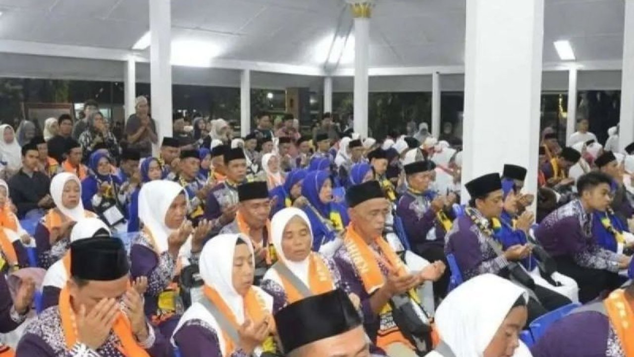 Wakil Bupati Lebak Amir Hamzah secara resmi melepas 365 Calon Haji Lebak kloter 22 menuju Tanah Suci, mengingatkan pentingnya menjaga kesehatan dan kekompakan selama beribadah.