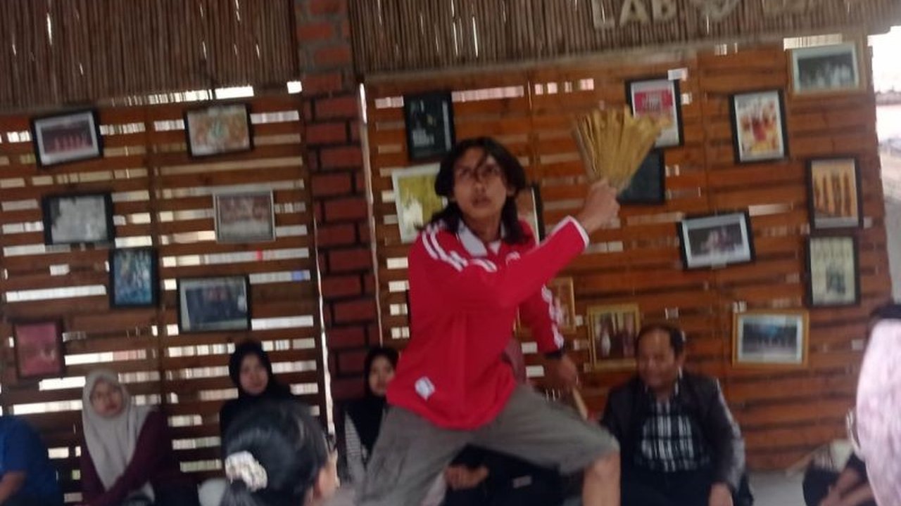 Komunitas Lab Gates USB Rangkasbitung berhasil membawa sastra lokal, khususnya kisah-kisah dari Kesepuhan Banten Kidul, tembus dunia internasional, membuktikan kekayaan budaya Indonesia di panggung global.