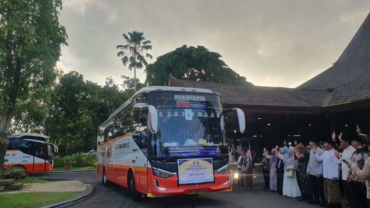 Sebanyak 1.175 Calon Haji Tulungagung telah diberangkatkan menuju Asrama Haji Surabaya. Simak imbauan penting dari Plt Bupati dan Kemenag untuk kelancaran ibadah.